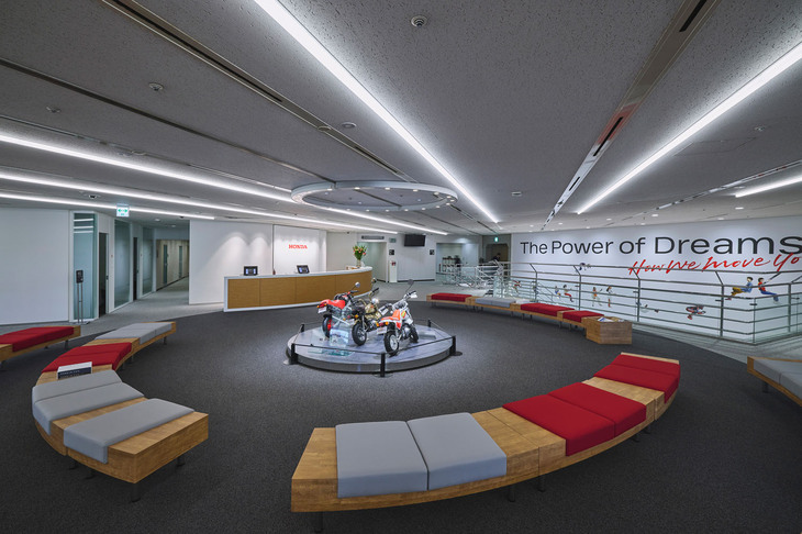 「Honda青山ビル」の2階に配置された商談ロビー。1階の「Hondaウエルカムプラザ青山」からここに至るまでの階段は、初代の自社ビル「八重洲ビル」に設置されていた階段をオマージュしたデザインになっていた。