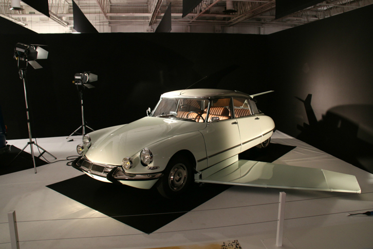 同じく「コメディー」の部に展示された、『ファントマス爆発』（1965年）の劇中車「シトロエンDS」（1964年）。