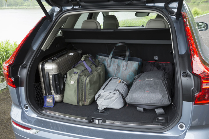 「XC60」のラゲッジルームの容量は505リッター。筆者とwebCGの編集者、そしてカメラマンの1泊の荷物に加えて、カメラ機材を積み込んでもまだ余裕がある。