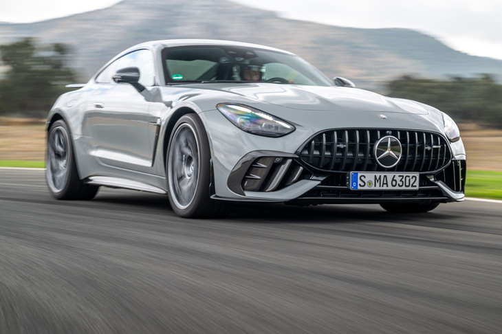 最高速が317km/hに設定されている「GT63 PRO 4MATIC＋」。3.2秒の0-100km/h加速のタイムは「GT63 4MATIC＋」と同じだが、0-200km/h加速は0.5秒速い10.9秒だ。