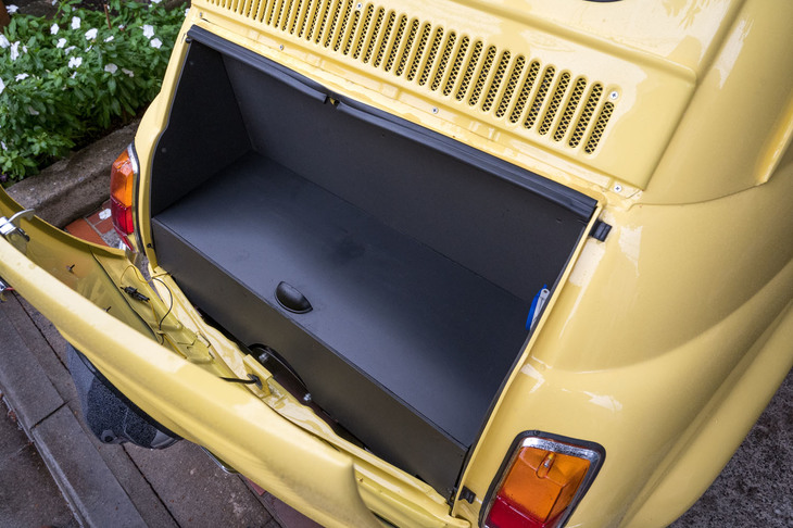 パワートレインの小型化に伴い、エンジンルームの空いたスペースには、ささやかながらトランクが設置された。