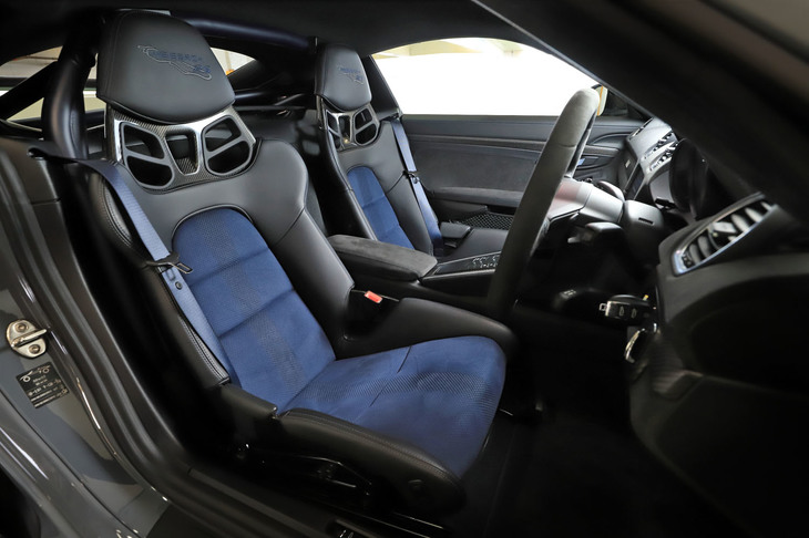 シートには3Dプリントで座面やバックレストの一部を成形した「3Dプリントボディーフォームフルバケットシート」を標準装備。硬さはハード、ミディアム、ソフトの3種類から選択できる。