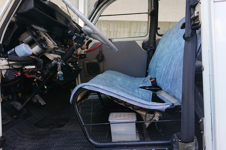 シートが破れて尻もちをついたというM氏の「シトロエン2CV」。自身のカーライフに足りないものはコレだと気づかされた。