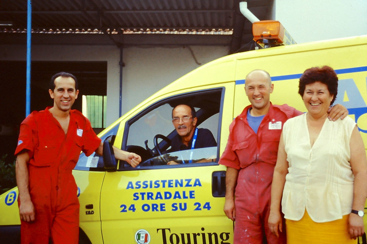 シエナ郊外の板金工場Buferauto（ブフェラウト）にて2003年夏に筆者が撮影。左から次男タツィオさん、父ブルーノさん、長男マヌエルさん、そして母マルチェッラさん。