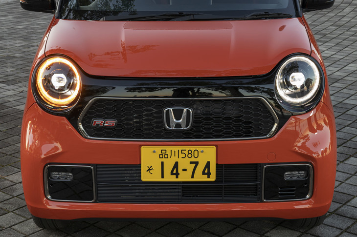 新開発されたLEDヘッドランプ。円周部にはデイタイムランニングランプ、ポジションランプ、ウインカー、ハザードランプの機能を備えたマルチファンクション発光リングが備わっている。