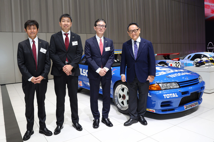 来場したトヨタ自動車の豊田章男会長（右端）と、片桐隆夫代表取締役社長（右からふたりめ）ら日産モータースポーツ＆カスタマイズの役員。