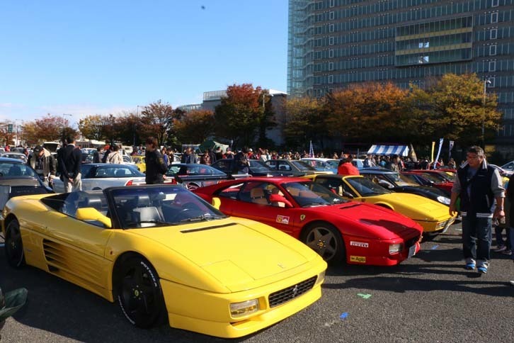 「フェラーリ348」や「ポルシェ911」（993型）、「ホンダNSX」など90年代のネオヒストリックのスーパーカーたちも多数参加。プレーンなスタイリングの美しさに多くの人が足を止めていた。