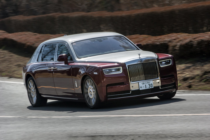 車体構造に軽量なアルミスペースフレームを使用しているにもかかわらず、車両重量は標準モデルで2700kg、「エクステンデッドホイールベース」で2750kgに達する。