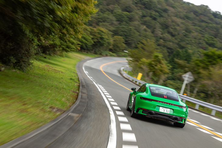 「カレラ」では装着できない「リアアクスルステアリング」（オプション）が選べるのも「カレラT」の特徴だ。