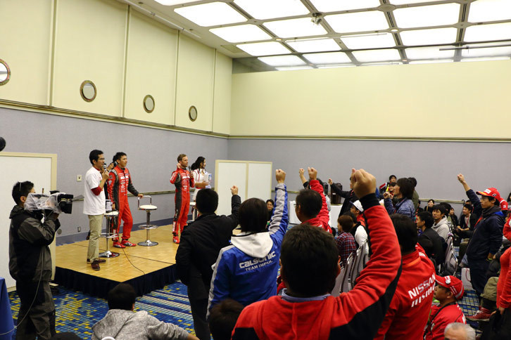 ノベルティーグッズを争奪するジャンケン大会も実施。こちらも賞品を受け取る人たちから募金が行われた。