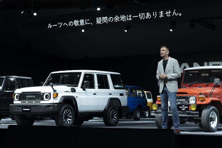 新しくなった「ランドクルーザー“70”」をお披露目するトヨタ自動車のサイモン・ハンフリーズ チーフブランディングオフィサー。