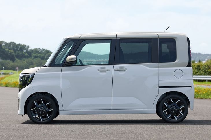 新型「ルークス」のボディーサイズは全長×全幅×全高＝3395×1475×1785mm、ホイールベースは2495mm。先代モデルよりもフロントガラスの傾斜が垂直方向に近く、立ち気味にデザインされている。