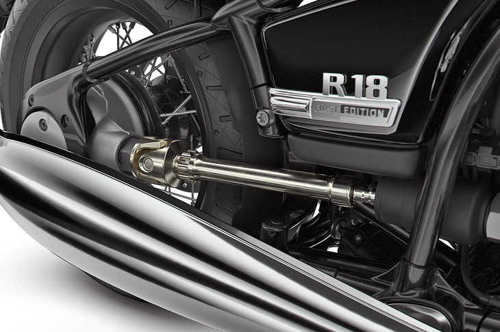 動力伝達は、これもBMW伝統のシャフトドライブを採用する。