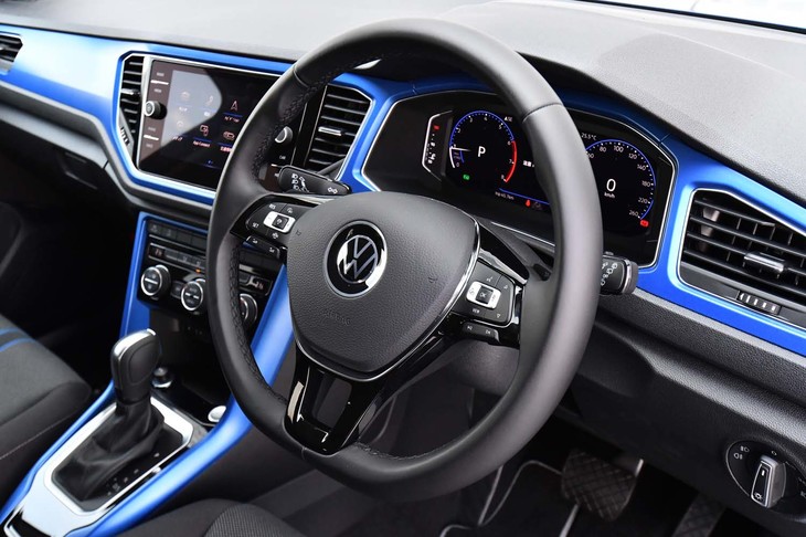 「Tロック」のステアリングホイールは全車本革仕様。スポーク部のスイッチで、運転支援システムやインフォテインメントシステムの操作、車両設定などを行う。