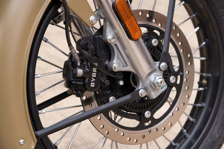 見た目はクラシックだが、中身にはしっかり現代の技術を採用。例えばブレーキは前後ディスク式で、デュアルチャンネルABSも標準装備される。