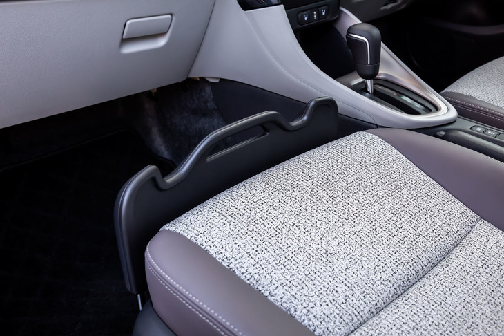 傘などが置きやすく、同時にブレーキング時に助手席に置いた荷物が滑り落ちないためのガードが備わる「買い物アシストシート」。こちらも「Z」グレードに標準装備されるアイテム。