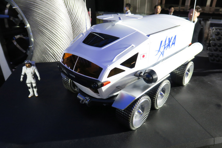 一度の補給で1000km走れる性能が求められる「有人与圧ローバ」。車内では乗員が、宇宙服を着ずに45日間過ごすことができるという。