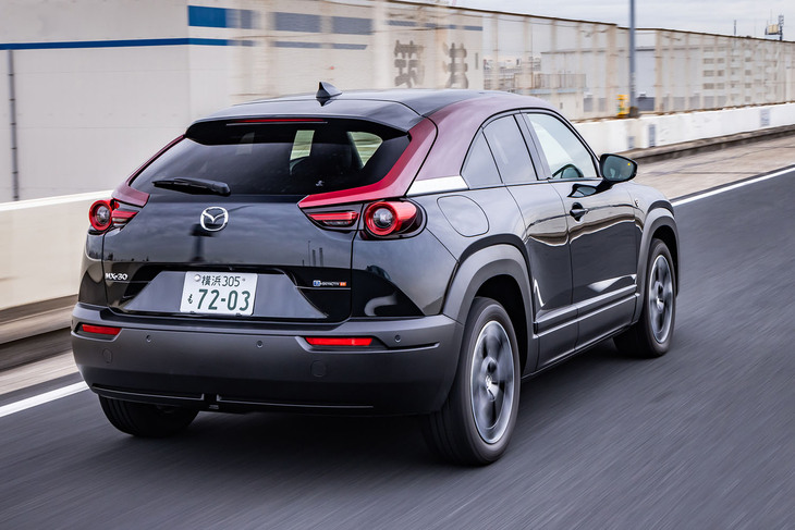 ハイブリッド燃料消費率（WLTCモード）は15.4km/リッター、一充電あたりのEV航続距離（WLTCモード）は107km。「MX-30ロータリーEV」のエンジンサウンドは、これまで経験したことのある2ローターや3ローターの音とは明らかに異なる特徴的なものだった。