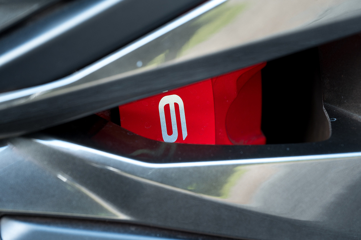 フロントには対向6ピストンのアルミキャリパーを装備。「クラウン スポーツ」と同様に「OP-6」と書かれているはずだが、ホイールカバーのせいで少ししか見えない。