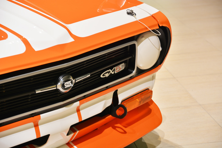 フロントグリルに装着された「GX 5SPEED」のバッジ。再生車のベースモデルは“5段MTが自慢”の「GX-5」と思われるのだが、同車にはなぜか4段MTが搭載されていた。