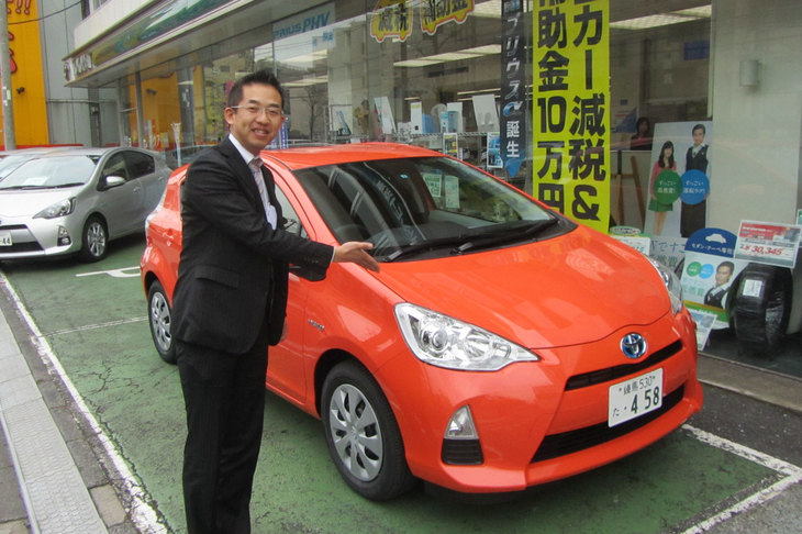 アクア納車時に担当者と。