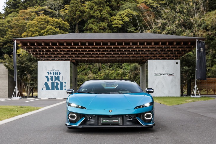 デザインはランボルギーニ社内のチェントロ・スティーレが担当。薄いヘッドランプが知的な印象をもたらしている。