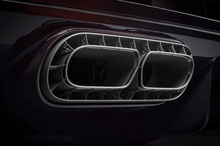 「シロン ピュアスポーツ」のチタン合金製エキゾーストパイプ。その複雑な造形は、3Dプリンティング技術でなければ実現は難しい。