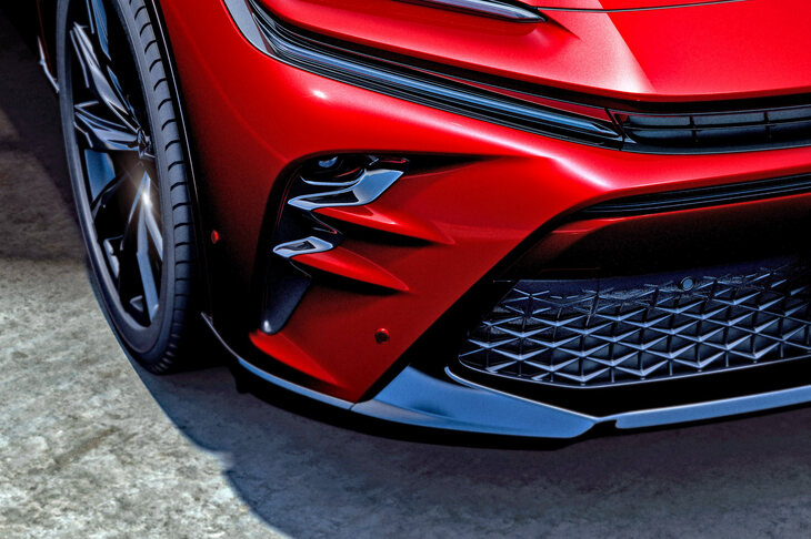 こうしたバンパーの凸部や張り出しは、安全要件に密接に関わるものが多い。人と当たってしまった際、これで人を上にすくい上げてボンネットで受け止めたり、衝撃を抑えたりするのだ。