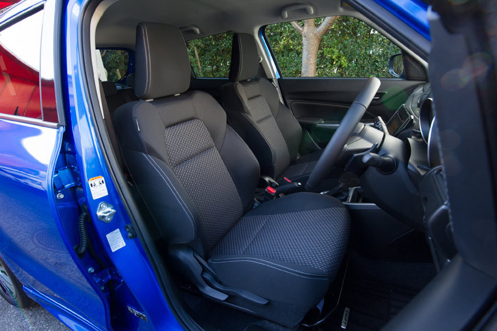 サイドサポートの張り出したシート形状は全車共通。「RS」系のグレードには、シルバーステッチの施された専用のファブリック表皮が用いられる。