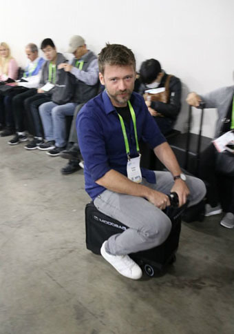 「サンズ・エクスポ」と名付けられた館（やかた）には、無数のスタートアップ企業が集う。写真は、シカゴの6人組が開発した電動トロリー「モドバッグ」。重さは約9kgで、航続距離は6マイル（約9.6km）である。価格は1495ドル（約16万円）