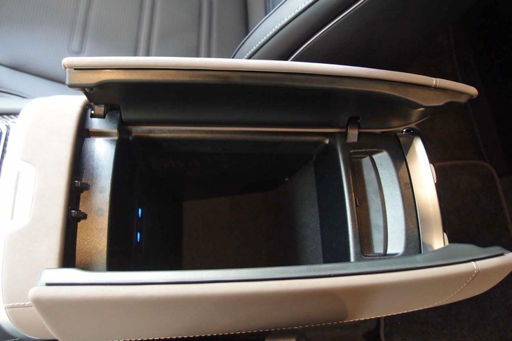 メルセデスAMG EQS53 4MATIC＋（センターコンソールの小物入れ）