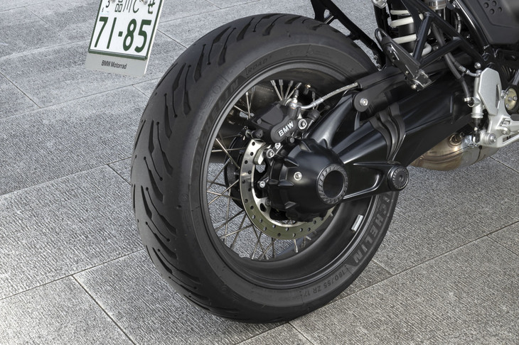 リアタイヤはドライブシャフトが通る片持ちのスイングアームで保持。BMW伝統の構造とスタイルが踏襲されている。