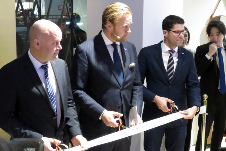 引き続き、世界で2番目となるアストンマーティンのブランドセンター「The House of Aston Martin Aoyama」のオープンを記念して、テープカットが行われた。