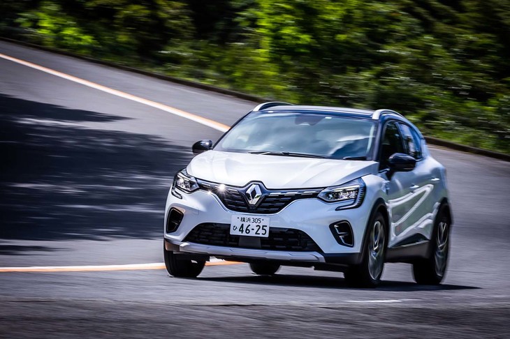 ワインディングロードにおけるダイレクトな駆動感は、既存のハイブリッド車とは違った「キャプチャーE-TECHハイブリッド」ならではのうまみといえる。