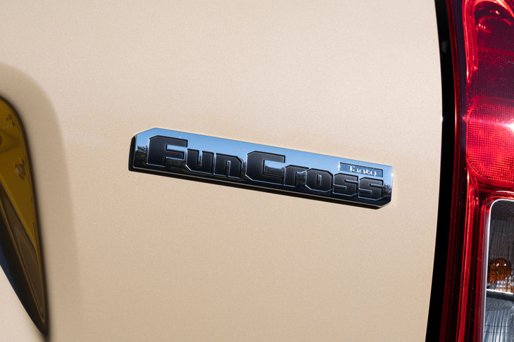 2022年10月のマイナーチェンジで「タント」に追加された「ファンクロス」。SUVテイストの軽スーパーハイトワゴンとしては、「スズキ・スペーシア ギア」「三菱eKクロス スペース」に遅れての登場となったが、ダイハツはこのジャンルの嚆矢（こうし）は自社の「ウェイク」であると主張している……。