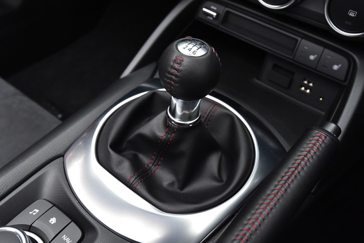 「RS」は6段MTのみの設定となる。