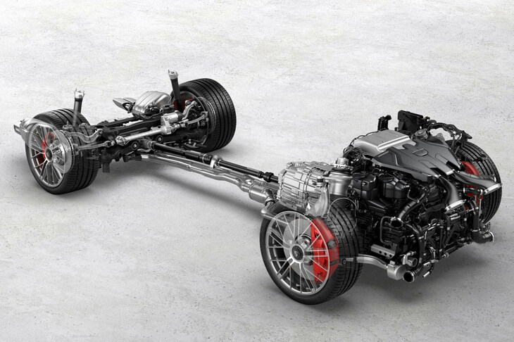 パワーユニットは4リッターV8ツインターボエンジンと1基のモーターの組み合わせ。モーターは永久磁石式同期型で、8段PDKと一体化して搭載される。