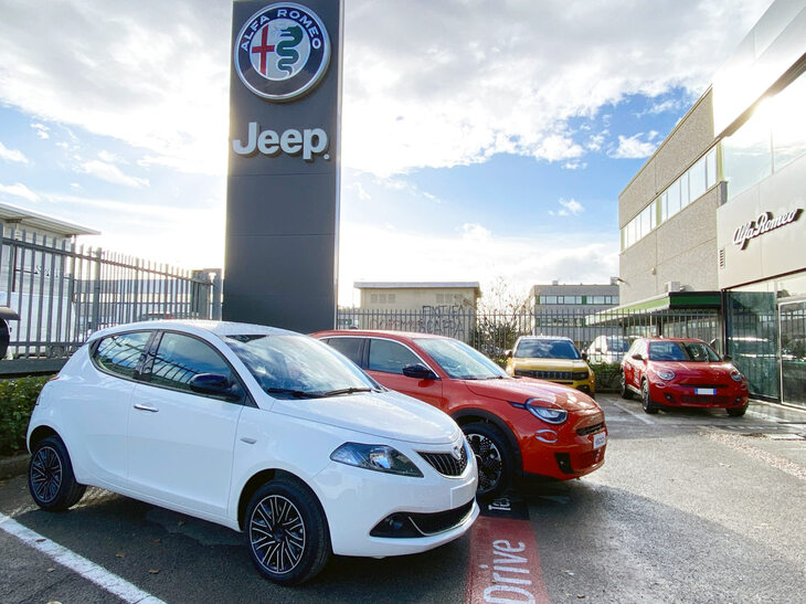 「ランチア・イプシロン」の現行型が「フィアット600e」とともに並ぶ。シエナのステランティス系販売店「ウーゴ・スコッティ」で2023年12月撮影。