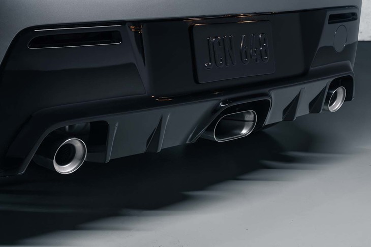 「GRカローラ」もマフラーエンドは3本出し。排圧の低減と優れた消音性能との両立が図られている。