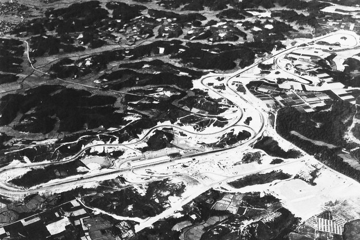 1962年9月に完成した三重の鈴鹿サーキット。ホンダの創業者である本田宗一郎たっての希望で開設されたサーキットで、同年11月の第1回全日本選手権ロードレースが“こけら落とし”となった。