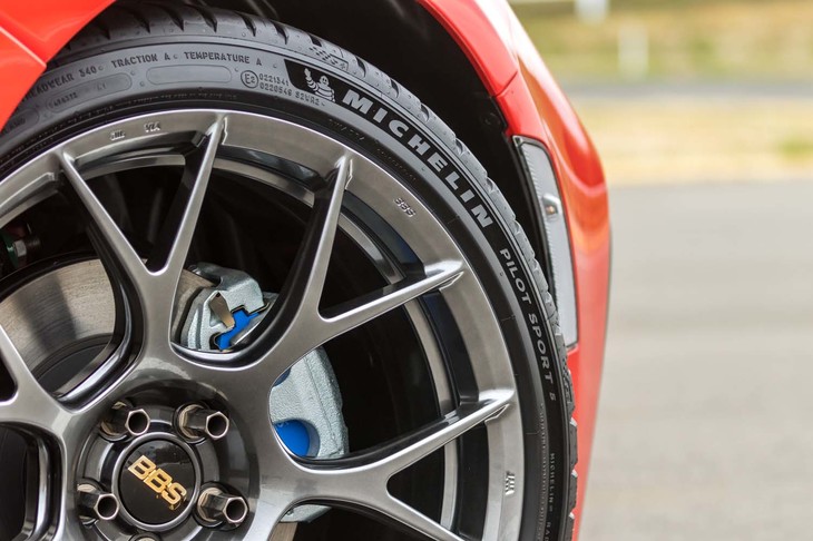 サイドウォールのほぼ全周に「フルリングプレミアムタッチ」を採用。光の反射を抑えてマットブラックに見えるようにすることで黒さを強調している。