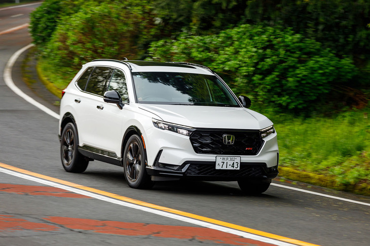 【ホンダCR-V e：HEV RSブラックエディションのスペック】
	ボディーサイズ：全長×全幅×全高＝4700×1865×1690mm／ホイールベース：2700mm／車重：1830kg／駆動方式：4WD／エンジン：2リッター直4 DOHC 16バルブ／モーター：交流同期電動機／エンジン最高出力：148PS（109kW）/6100rpm／エンジン最大トルク：183N・m（18.7kgf・m）/4500rpm／モーター最高出力：184PS（135kW）/5000-8000rpm／モーター最大トルク：335N・m（34.2kgf・m）/0-2000rpm／タイヤ：（前）235/55R19 101Y XL／（後）235/55R19 101Y XL（ミシュラン・ラティチュード スポーツ3）／燃費：18.0km/リッター（WLTCモード）／価格：577万9400円
	
	【取材時の燃費データ】
	テスト距離：211.6km（市街地2：高速道路6：山岳路2）／使用燃料：17.4リッター（軽油）／参考燃費：12.2km/リッター（満タン法）／12.4km/リッター（車載燃費計計測値）