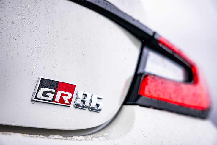 2代目に移行してから3度目の年次改良を受けた最新の「GR86」は、通称「D型」と類別される。トヨタはレースという極限の環境でクルマを鍛えるプロドライバーからのフィードバックを生かし、「GRらしい走りの味」に磨きをかけたと最新モデルを紹介している。