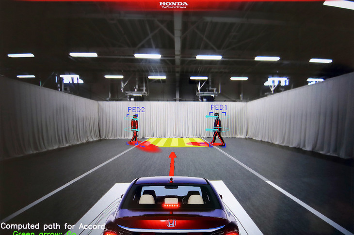 こちらは、カメラで得た歩行者や道路標識の情報をもとに、システムが事故リスクを解析し、どのように走る（止まる）のが適切かを判断してる様子。上の写真で紹介した「知能化運転支援技術」のAIともども、やっていることは“自動運転のコンピューター”と一緒だ。