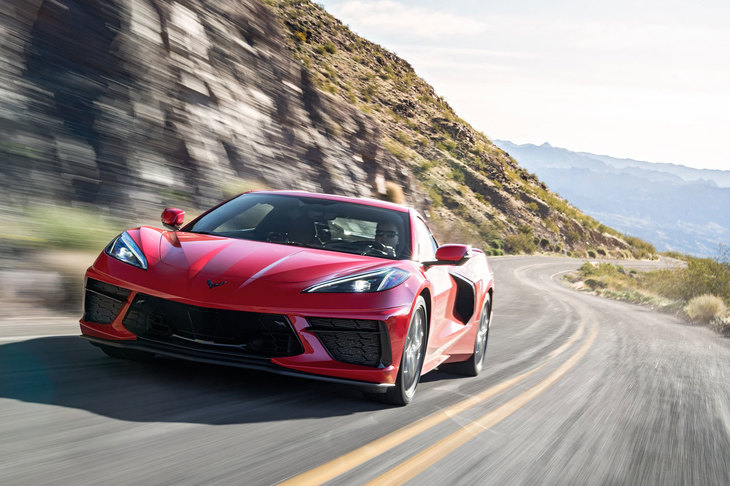 ラスベガス周辺のワインディングロードを走る「C8」。足まわりでは、スプリングがコンポジットリーフから一般的なコイルに変更された点もトピックとなっている。