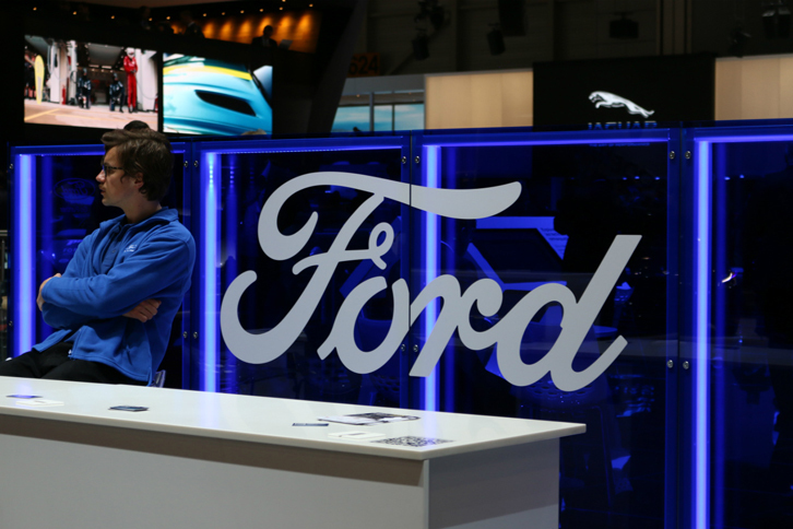 フォードのブースにて。「近日CIを変更し、ロゴマークから伝統的な楕円（だえん）を取り払うのでは？」というウワサが信じられるような風景が、各所で見られた。