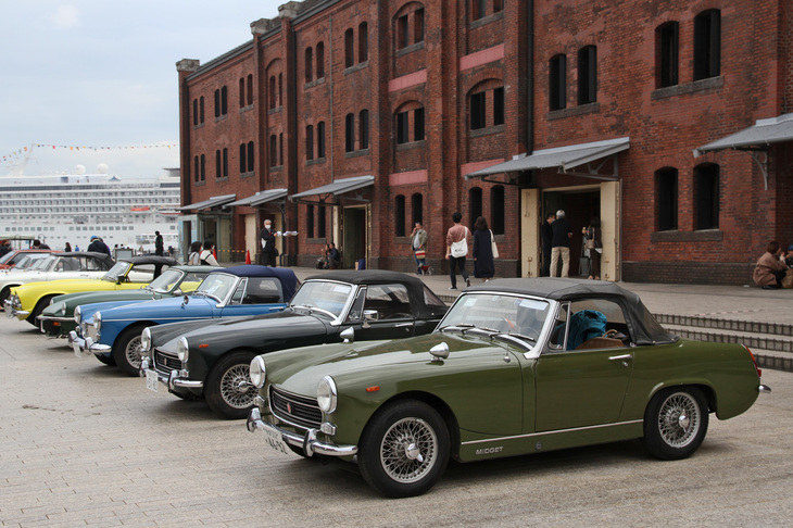 「MGミジェット」「トライアンフ・スピットファイア」「トライアンフTR4」などの英国製ライトウェイトオープンスポーツが並んだ一角。