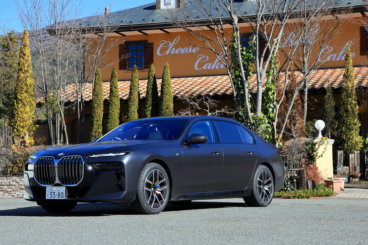 ボディーサイズは全長×全幅×全高＝5390×1950×1545mmと非常に巨大。従来型のロングホイールベース仕様より、ホイールベースが5mm、全長では125mmも長い。