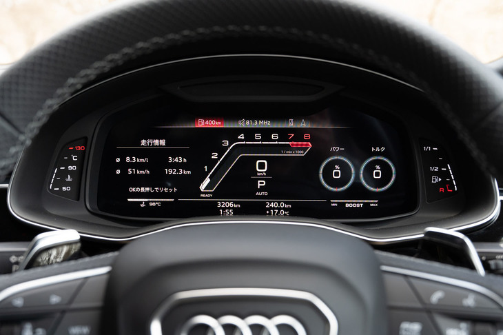 フルデジタルメーター「アウディバーチャルコックピット」には、エンジンのパワーやトルク、ブースト圧などを確認できる「RSモデル」専用の表示画面も用意される。