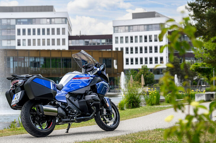 高度な電子制御により、さまざまなバイクの特性を一台で楽しめるようになっていた「R1300RT」。それでいて、ロードスポーツの「R1300R」やアドベンチャーの「R1300GS」とはしっかりキャラクターがつくり分けられているあたりに、BMWの力量が感じられた。